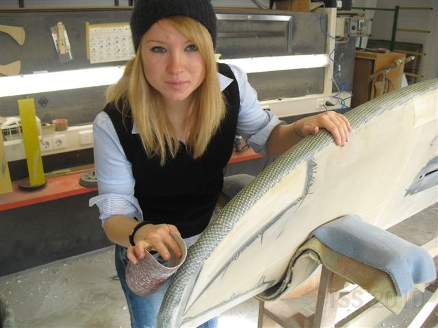 Svenja Chudoba beim Brettbau...