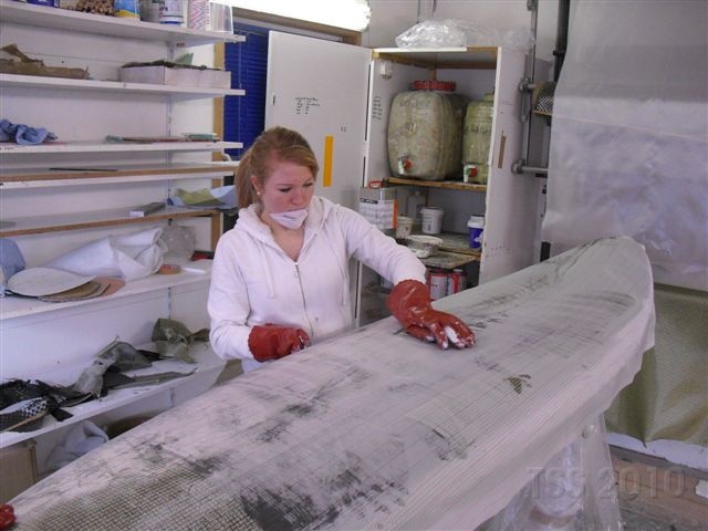 Svenja Chudoba beim Brettbau...