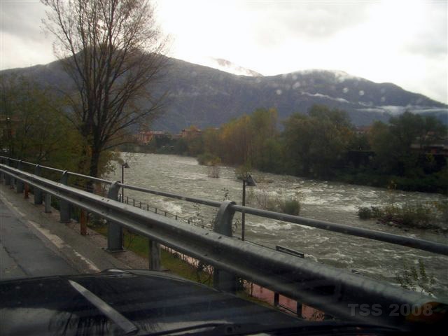 CIMG8961.JPG - Nein, das ist nicht der Abfluß... - das ist einer der Zuflüsse zum Lago Maggiore...