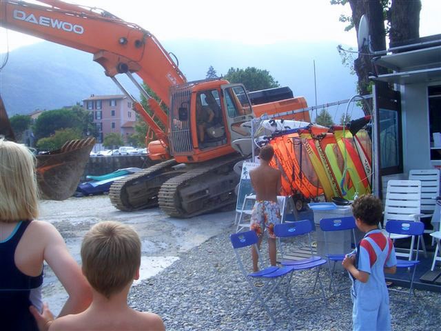 CIMG7824.JPG - Keine Sorge... - es gibt keine Baustelle bei TSS. Und der Bagger ist auch schon wieder weg...