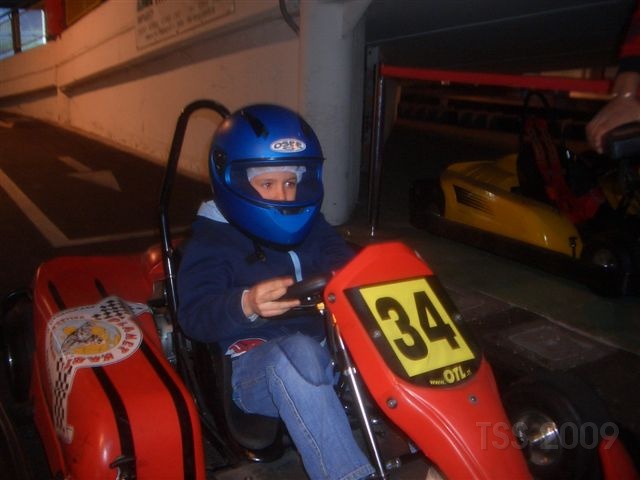 Kart-Duell zwischen Vater und Sohn...