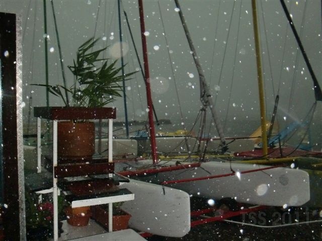 CIMG1532.JPG - Nein, das ist kein Schnee... Geblitzter Regen.