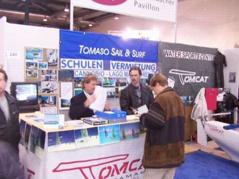 Am Stand von TOMASO SAIL & SURF auf der CFT 2001 in Freiburg