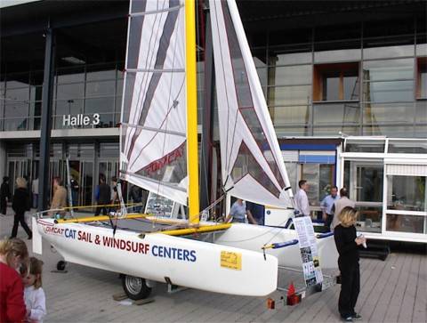 Am Stand von TOMASO SAIL & SURF auf der CFT 2002 in Freiburg