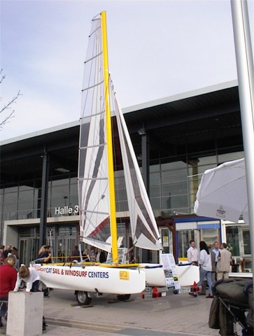 Am Stand von TOMASO SAIL & SURF auf der CFT 2002 in Freiburg
