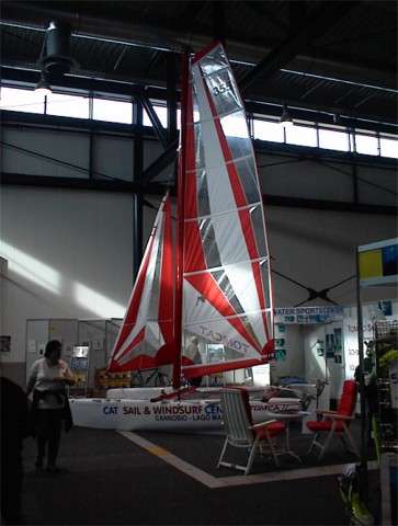 Am Stand von TOMASO SAIL & SURF auf der CFT 2002 in Freiburg