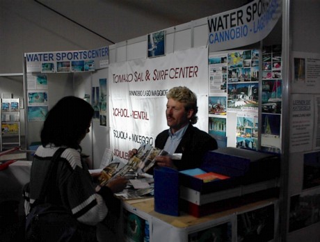 Am Stand von TOMASO SAIL & SURF auf der CFT 2002 in Freiburg