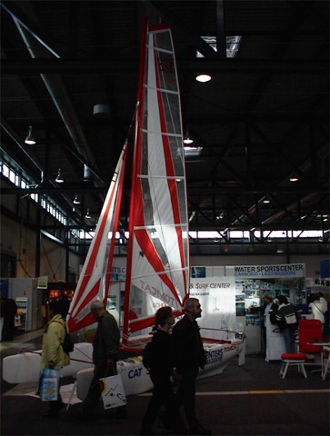 Am Stand von TOMASO SAIL & SURF auf der CFT 2002 in Freiburg