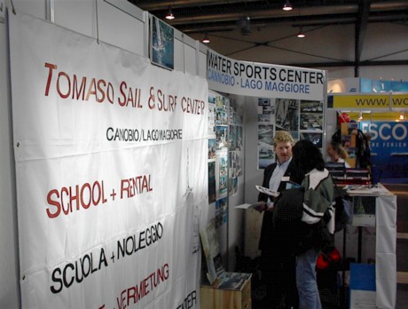 Am Stand von TOMASO SAIL & SURF auf der CFT 2002 in Freiburg