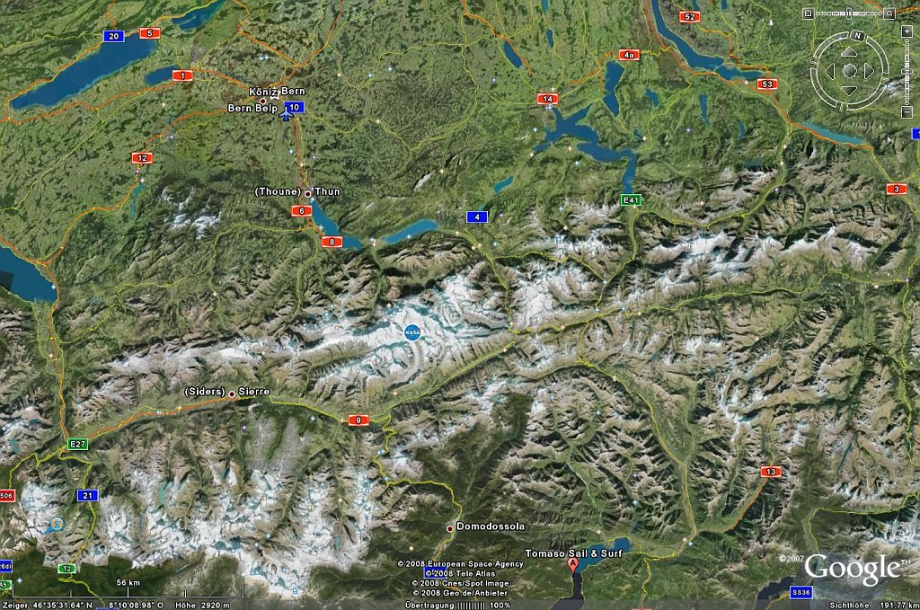 lge14.jpg - Das Schild mit dem "A" zeigt die Lage das Wassersportcenters von TOMASO SAIL & SURF in Cannobio an.